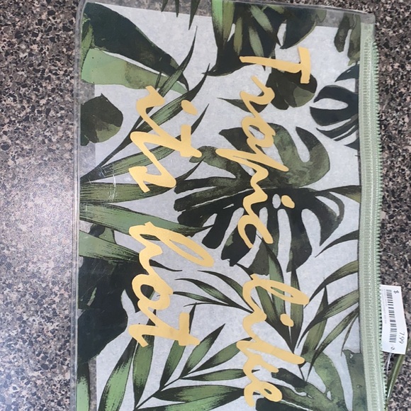 H&M Tropic Like It’s Hot Swim Pouch🍃 - Picture 3 of 3